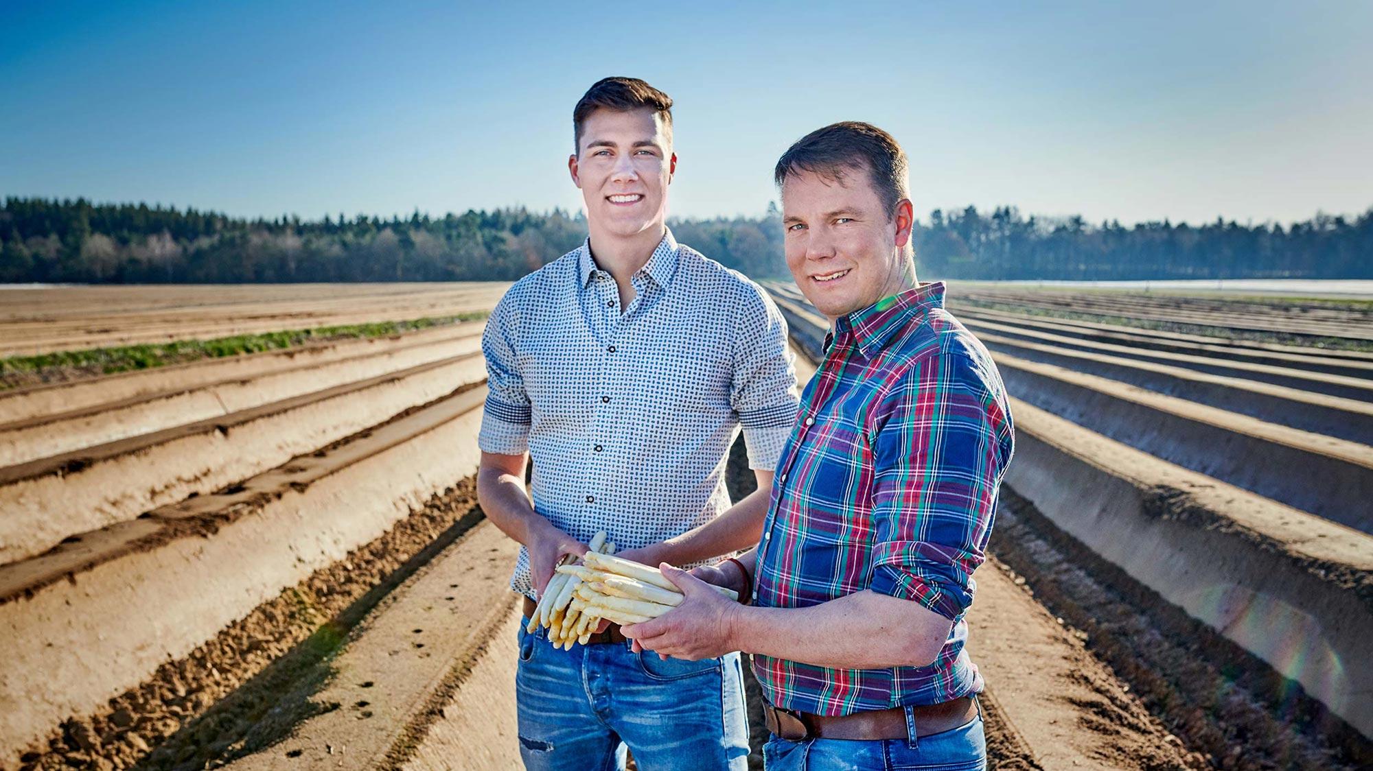 Benedikt und Hans Gänger auf dem Spargelfeld